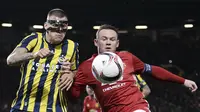 Aksi Wayne Rooney dalam pertandingan melawan Fenerbahce. (OLI SCARFF / AFP)