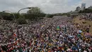 Ribuan demonstran saat memprotes Presiden Venezuela Nicolas Maduro di Caracas, Venezuela, (6/4). Para demonstran menutup ibukota dan memblokir arteri utama kota Venezuela. (AP Photo / Fernando Llano)