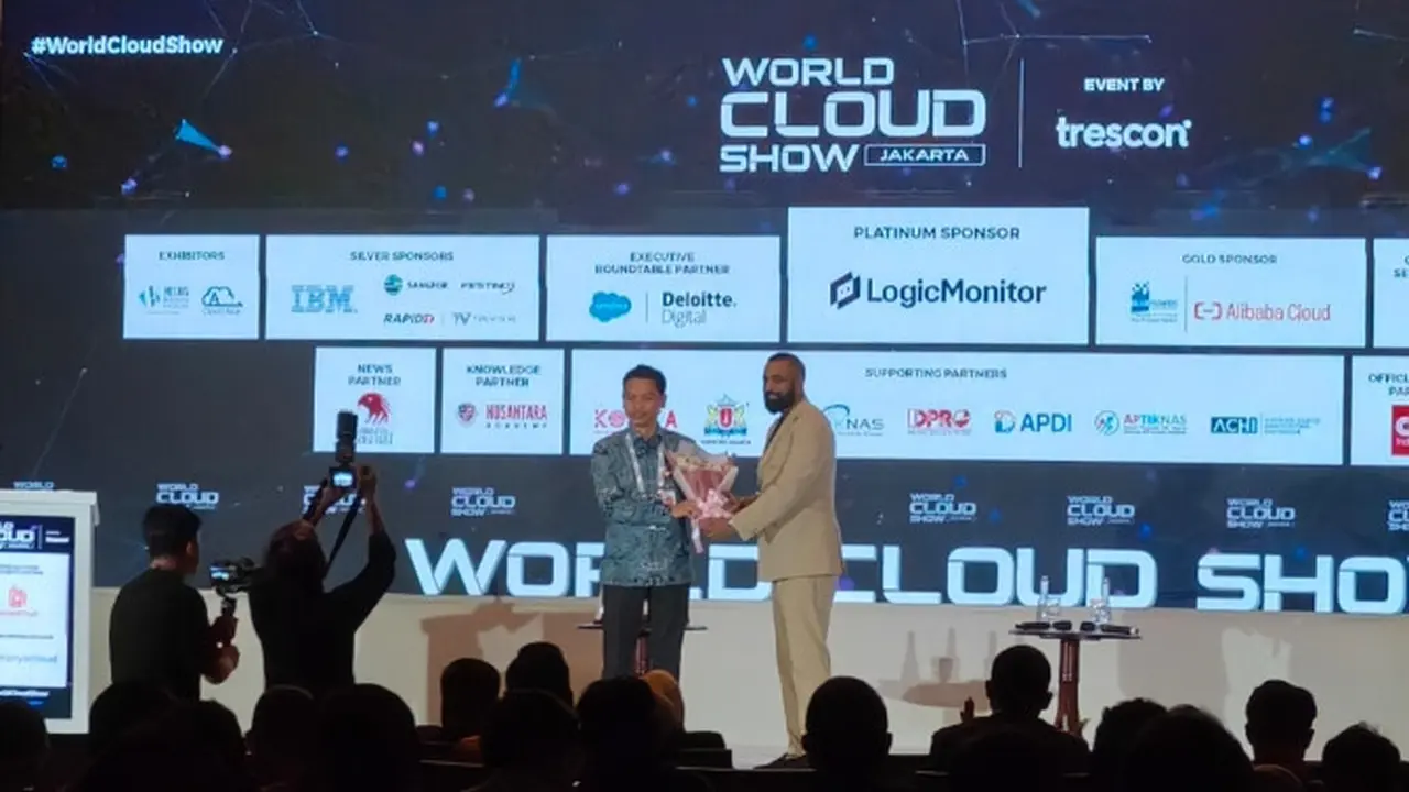 Deputy Director, Digitalization, Financial Centre and Banking Transformation Otoritas Jasa Keuangan (OJK) Zulkifli Salim Bersama CEO Trescon Naveen Bharadwaj dalam Acara World Cloud Show