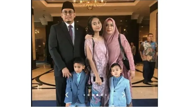6 Potret Andre Rosiade Bareng Azizah Salsha dan Adik-Adiknya, Kompak Sedari Kecil