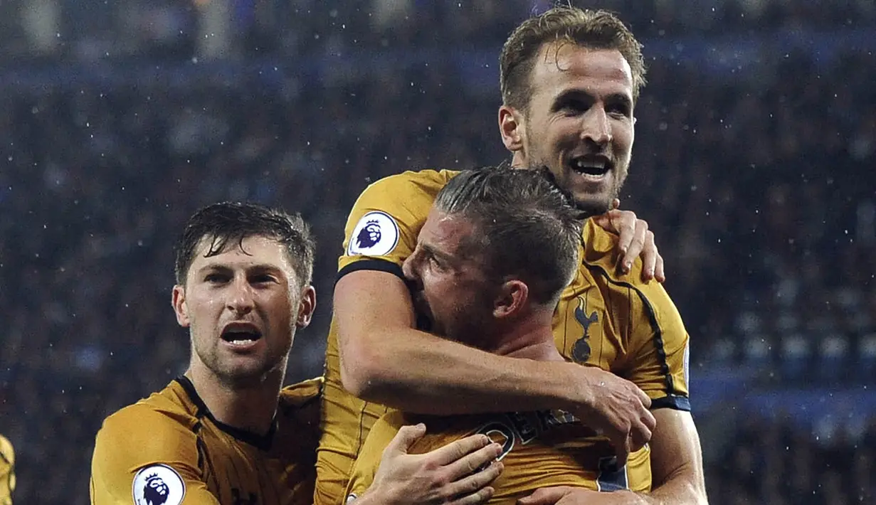 Striker Tottenham Hotspur, Harry Kane, melakukan selebrasi usai mencetak gol ke gawang Leicester City di Stadion King Power, Kamis, (18/05/2017). Harry Kane menjadi top skorer Premier League setelah mencetak 29 gol. (AP/Rui Vieira)