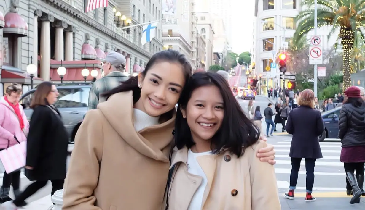 Tak hanya itu, meski sudah tak saling follow di instagram, foto Dira masih ada di instagran Ririn Dwi Ariyanti. 