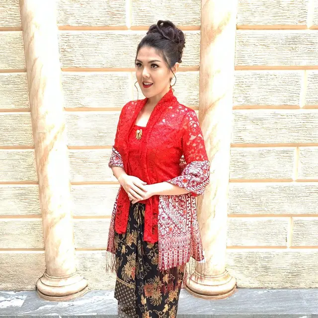 Gaya Kece Tina Toon Kenakan Kebaya Modern hingga Klasik Meski Punya Darah Tionghoa yang Kental