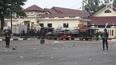 Mobil gegana terlihat berjaga di depan Rutan Cabang Salemba Mako Brimob seusai operasi penanggulangan di Depok, Kamis (10/5). Polri menyatakan telah menghentikan operasi penanggulangan penyanderaan pada Kamis pukul 07.15. (Liputan6.com/Herman Zakharia)