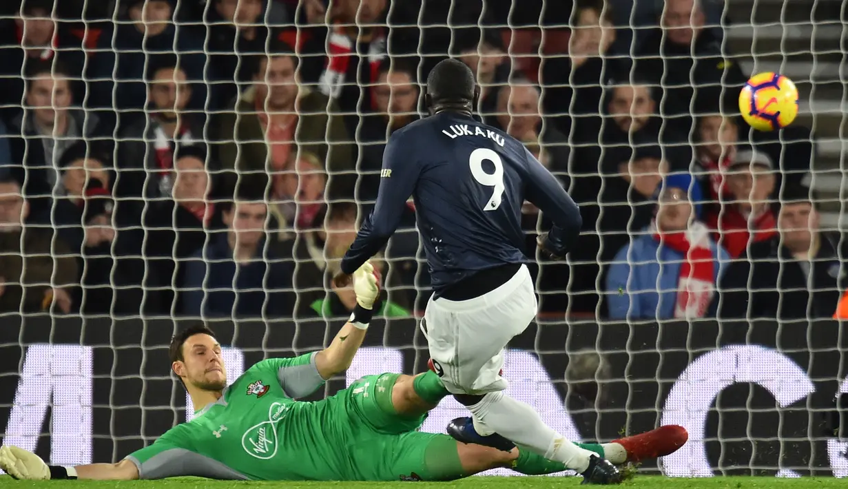 Proses terjadinya gol yang dicetak striker Manchester United, Romelu Lukaku, ke gawang Southampton pada laga Premier League di Stadion St Mary, Southampton, Sabtu (1/12). Kedua klub bermain imbang 2-2. (AFP/Glyn Kirk)