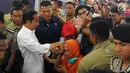 Presiden Joko Widodo menyapa masyarakat sebelum mencoba moda transportasi MRT di Jakarta, Selasa (19/3). Jokowi dan para Menteri naik dari Stasiun Bundaran HI menuju Stasiun Lebak Bulus. (Liputan6.com/Angga Yuniar)