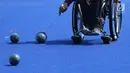 Atlet Para Games Indonesia cabang olahraga Lawn Bowls mengambil bola saat latihan di Lapangan Hoki Kompleks GBK, Jakarta, Selasa (18/9). Latihan ini adaptasi lapangan sekaligus persiapan jelang Asian Para Games 2018. (Liputan6.com/Helmi Fithriansyah)