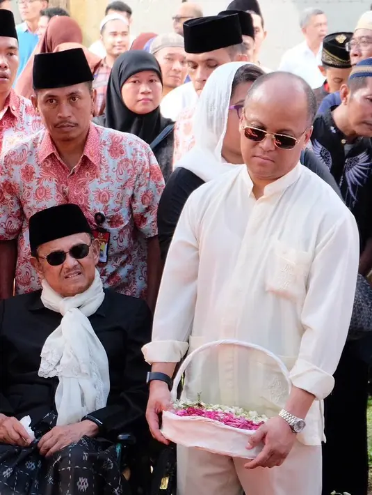 "Sudah umur ya. Dia sakit memang sudah lama, sakit jantung kena bakteri," tutur Melanie Subono di rumah duka kawasan Panglima Polim, Sabtu (6/2/2016). (Dezmond Manullang/Bintang.com)