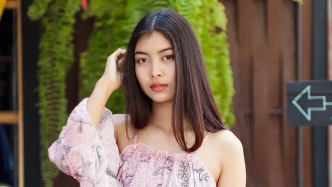 cantik kalem serius