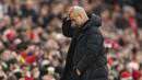 Pep Guardiola terlihat makin terpukul ketika pemain Manchester United kembali menjebol gawang Manchester City dan membalikkan keadaan menjadi 2-1 untuk kemenangan Setan Merah. (AP Photo/Dave Thompson)