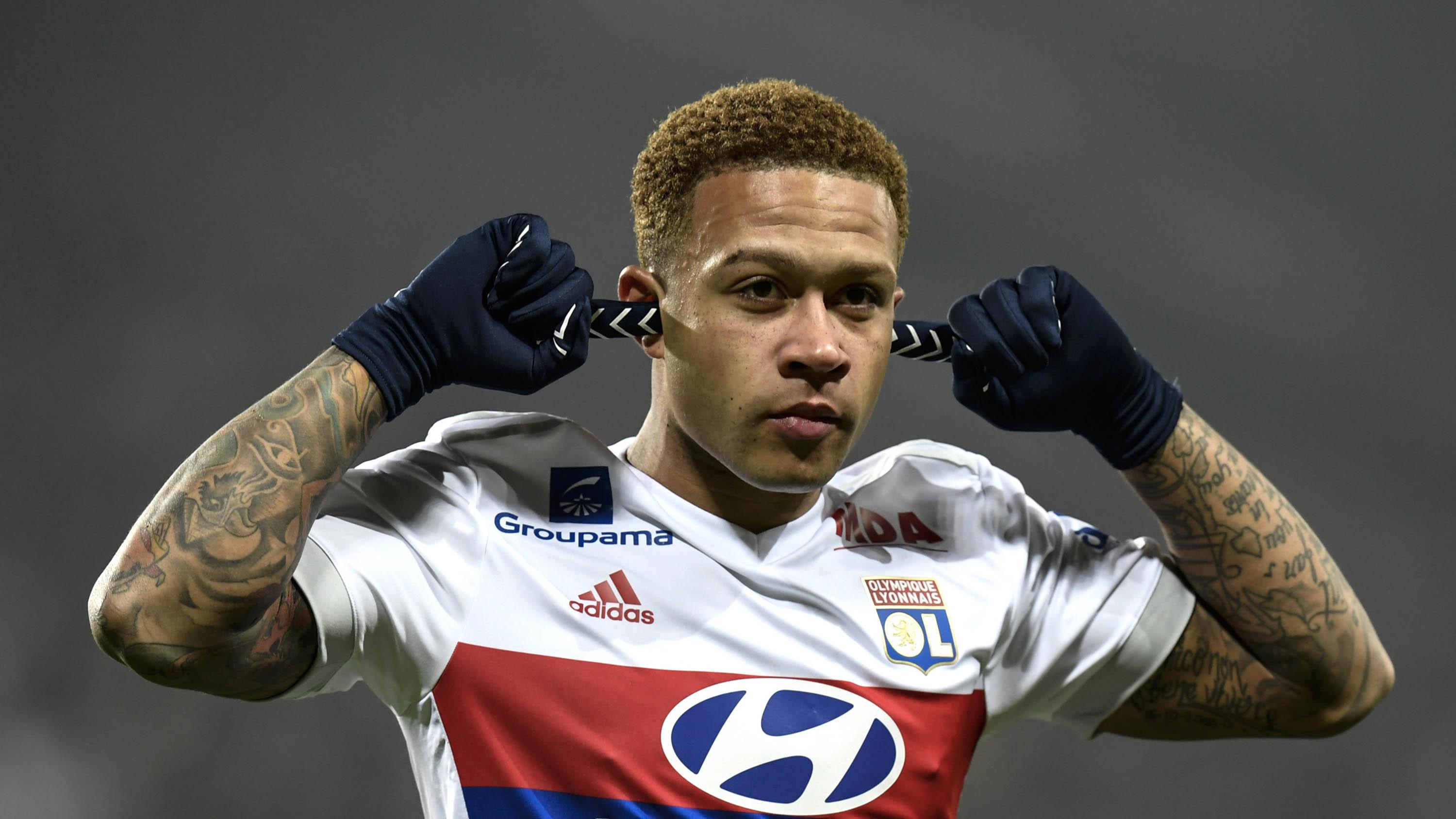 Penyerang Lyon, Memphis Depay, bisa jadi ancaman AC Milan.  (AFP/Jeff Pachoud)