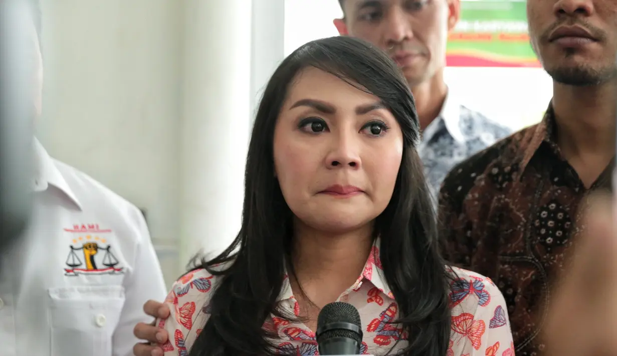 "Agak ngelantur gitu loh. Dari yang gugatan hak asuh anak, tiba-tiba jadi yang masalah kegiatan anak, tahu-tahu ke iman anak-anak. Ke kepercayaan anak-anak," ujar Tessa Kaunang dilansir dari Liputan6. (Adrian Putra/Bintang.com)