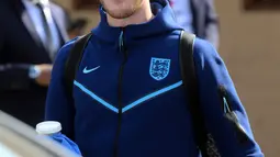 Gelandang Inggris Declan Rice meninggalkan hotel tim di Doha (11/12/2022). Timnas Inggris langsung meninggalkan Qatar usai tersingkir di gelaran Piala Dunia 2022, Minggu (11/12/2022). Kekalahan 1-2 atas Prancis di babak perempat final menghentikan langkah Inggris  di Piala Dunia 2022.  (AFP/Paul Ellis)
