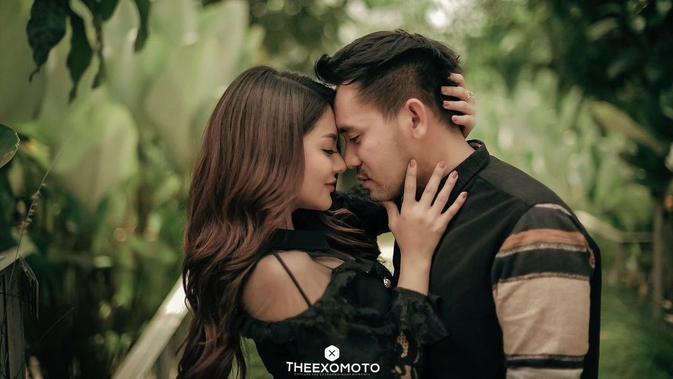 6 Gaya Pemotretan Post Wedding Jenita Janet Dan Danu Sofwan Curi Perhatian Hot Liputan6 Com