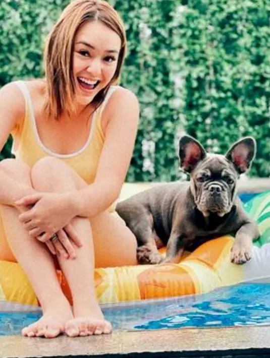 Selain jalan kaki, Amanda juga menikmati aktivitas renang. Di potret ini, Amanda tampil  dengan busana renang warna kuning, senada dengan ban renang. (Instagram/amandamanopo)