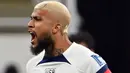 <p>Pemain Amerika Serikat DeAndre Yedlin melakukan selebrasi setelah rekan setimnya Haji Wright mencetak gol ke gawang Belanda pada pertandingan sepak bola babak 16 besar Piala Dunia 2022 di Stadion Internasional Khalifa, Doha, Qatar, 3 Desember 2022. DeAndre Yedlin memadukan potongan teknik skin dengan pola zigzag sehingga membuat rambutnya membentuk motif seperti gunung. (Alberto PIZZOLI/AFP)</p>