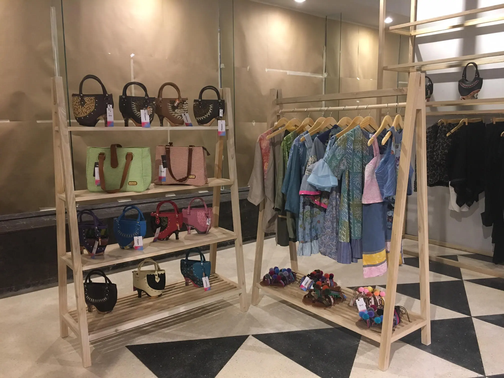 Beberapa karya desainer Indonesia yang akan dijual di TStore, TS Suites Seminyak, Bali (Foto: Liputan6.com/ Unoviana Kartika)