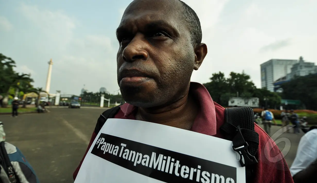 Sejumlah mahasiswa perwakilan Papua melakukan aksi solidaritas di depan Istana Merdeka, Jakarta, Selasa (31/3/2015). Mereka menolak pembangunan markas komando Brimob di Wamena. (Liputan6.com/Faizal Fanani) 