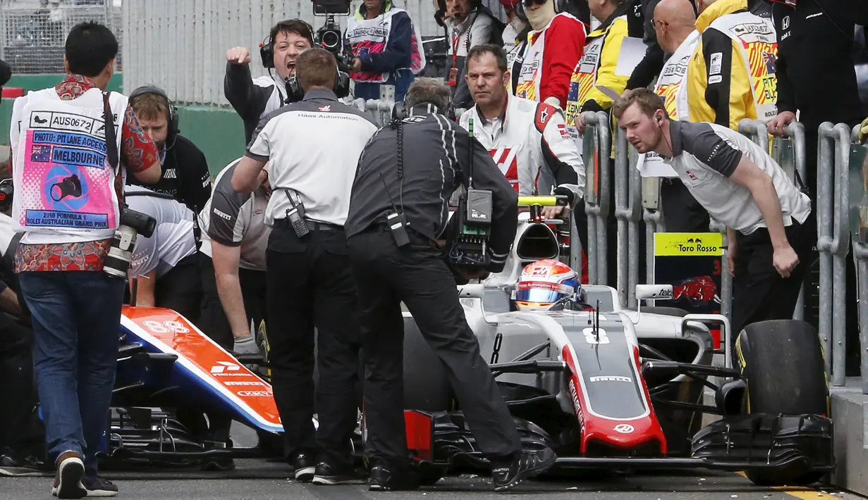 Mobil Pembalap F1 tim Manor Racing, Rio Haryanto saat menabrak pembalap Haas F1 Romain Grosjean saat sesi latihan ketiga di Australian Formula One Grand Prix di Melbourne (19/3). (REUTERS/Brandon Malone)