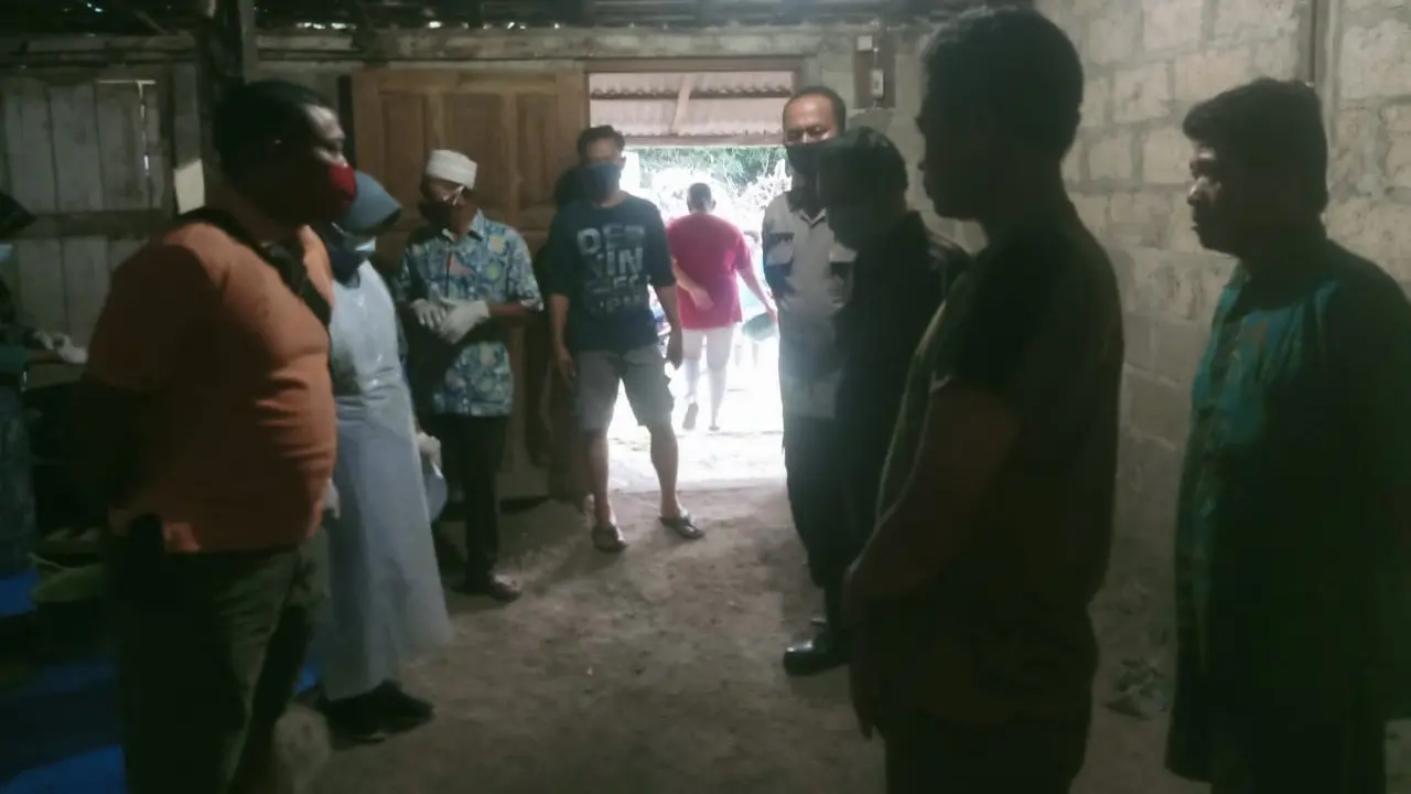Petugas bersama warga saat di rumah pencari jamur yang meninggal di sungai turut area persawahan Dukuh Patinan, Kelurahan Jepon, Kecamatan Jepon, Kabupaten Blora.(Liputan6.com/Ahmad Adirin)