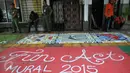 Trotoar Cikini kini telah cantik dengan aneka gambar mural , Jakarta, Senin (14/12/2015). Mural yang dibuat di atas trotoar sepanjang 120 meter ini merupakan rangkaian kegiatan Fun Actv Art Mural 2015. (Liputan6.com/Gempur M Surya)