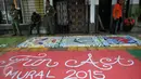 Trotoar Cikini kini telah cantik dengan aneka gambar mural , Jakarta, Senin (14/12/2015). Mural yang dibuat di atas trotoar sepanjang 120 meter ini merupakan rangkaian kegiatan Fun Actv Art Mural 2015. (Liputan6.com/Gempur M Surya)
