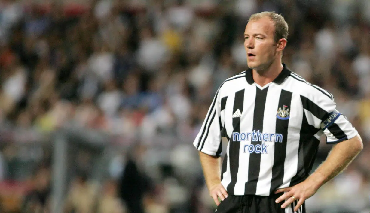 3. Alan Shearer (Newcastle United) – Keputusan Ruud Gullit mencadangkan pria asal Inggris ini saat laga kontra Sunderland berbuntut panjang. Gullit tidak hanya bersitegang dengan sang pemain tapi juga menjadi musuh fans Newcastle United. (AFP/Samantha Sin)
