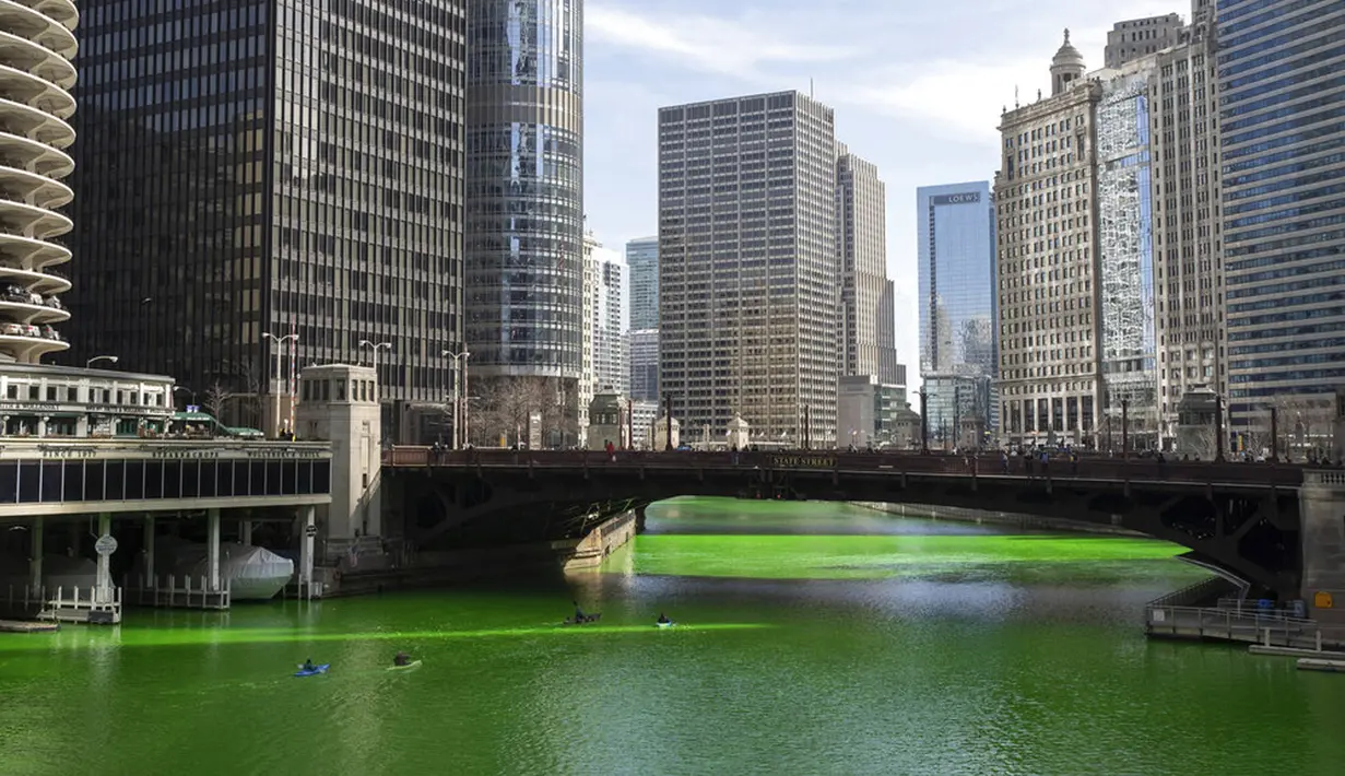 Sungai Chicago berwarna hijau jelang Hari Santo Patrick di Chicago, Amerika Serikat, Sabtu (13/3/2021). Wali Kota Lori Lightfoot membatalkan keputusan sebelumnya untuk tidak mewarnai Sungai Chicago pada tahun kedua karena pandemi virus corona COVID-19. (Pat Nabong/Chicago Sun-Times via AP)