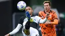 Pemain Juventus, Federico Bernardeschi, berebut bola dengan pemain Udinese, Rodrigo Becao, pada laga Liga Italia di Dacia Arena, Minggu (2/5/2021). Juventus menang dengan skor 1-2. (AFP/Marco Bertorello)