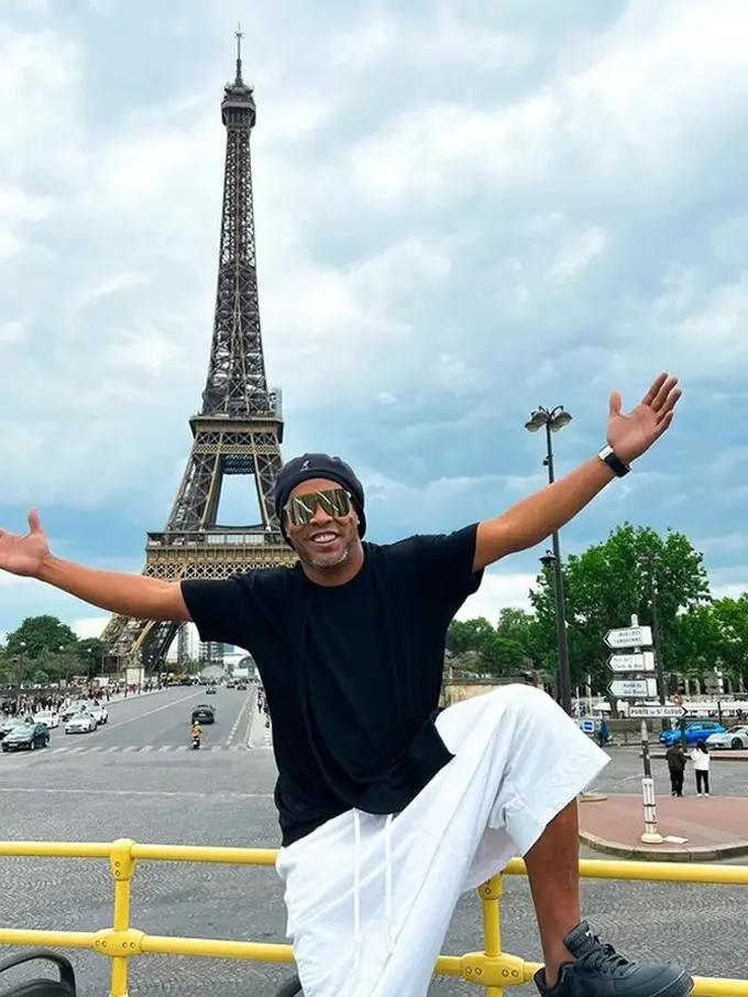 Berikan Kejutan buat Fans Indonesia, Joget Ronaldinho Bikin Geger Netizen