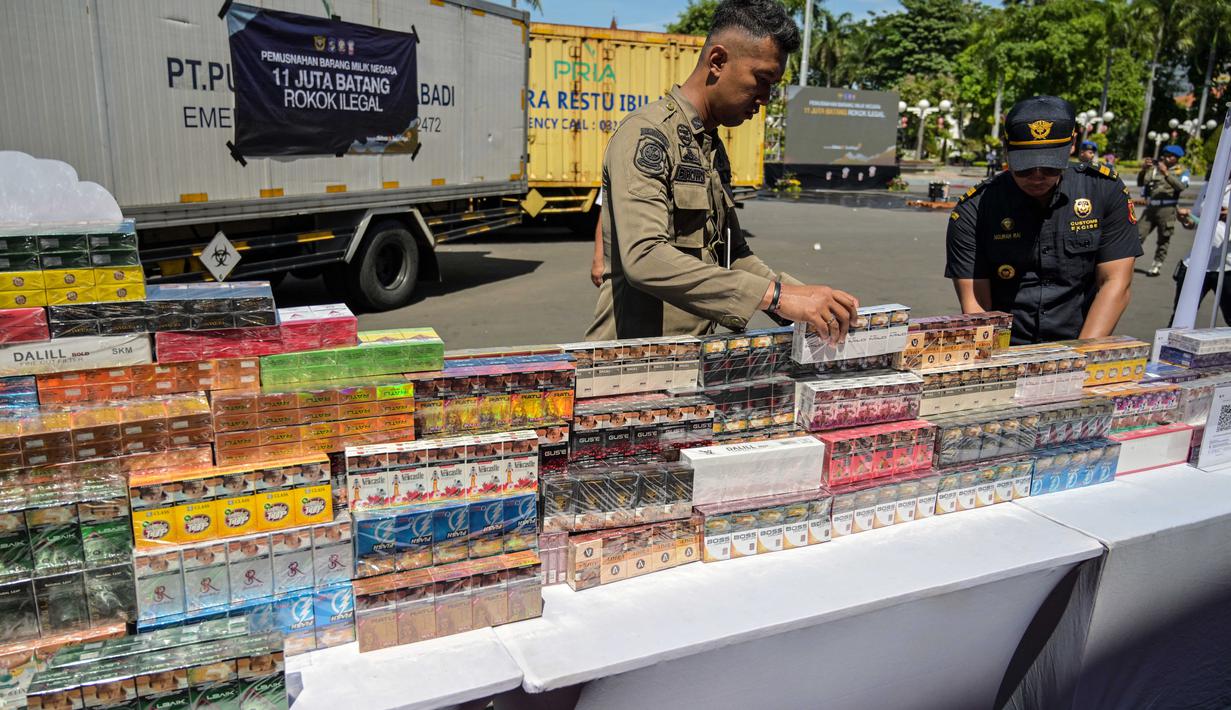 Seremoni pemusnahan dipimpin langsung Wali Kota Surabaya, Eri Cahyadi. (JUNI KRISWANTO/AFP)