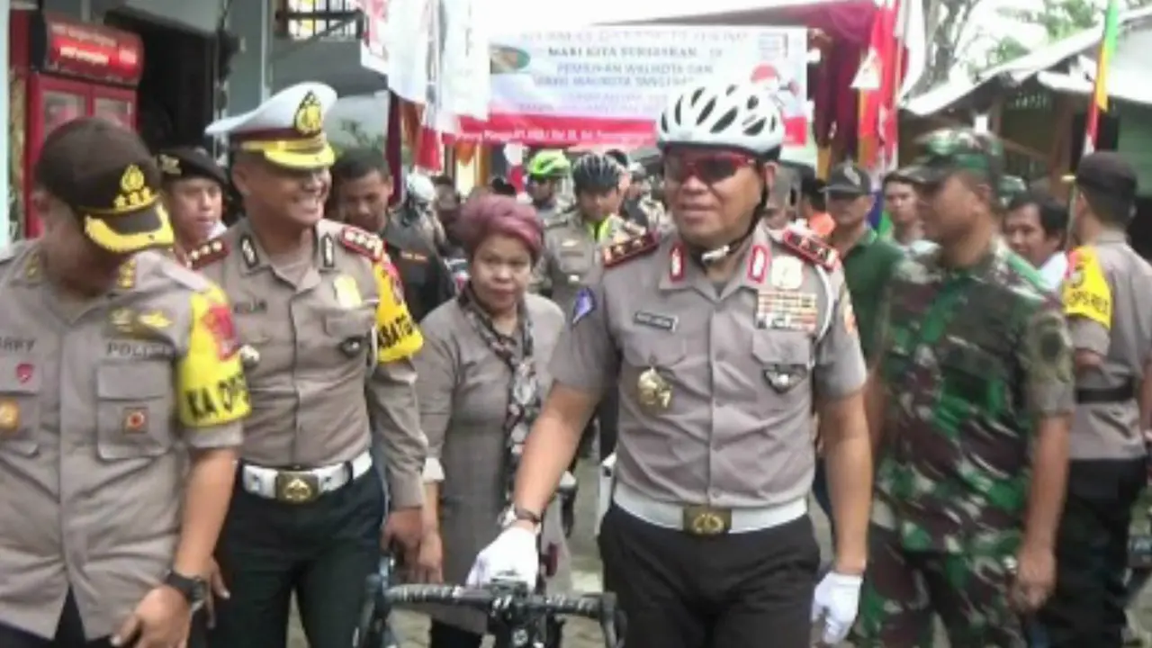 Kakorlantas, Irjen Royke Lumowa, pantau TPS dengan bersepeda (Liputan6.com/Pramita Tristiawati)