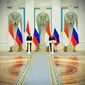 Presiden Joko Widodo (kiri) bersama Presiden Rusia Vladimir Putin menyampaikan pernyataan bersama di Istana Kremlin, Moskow, Rusia, Kamis (30/6/2022). Kehadiran Jokowi disambut senyum ramah Putin. Keduanya pun kompak mengenakan setelan jas hitam. (FOTO: Biro Pers Sekretariat Presiden)