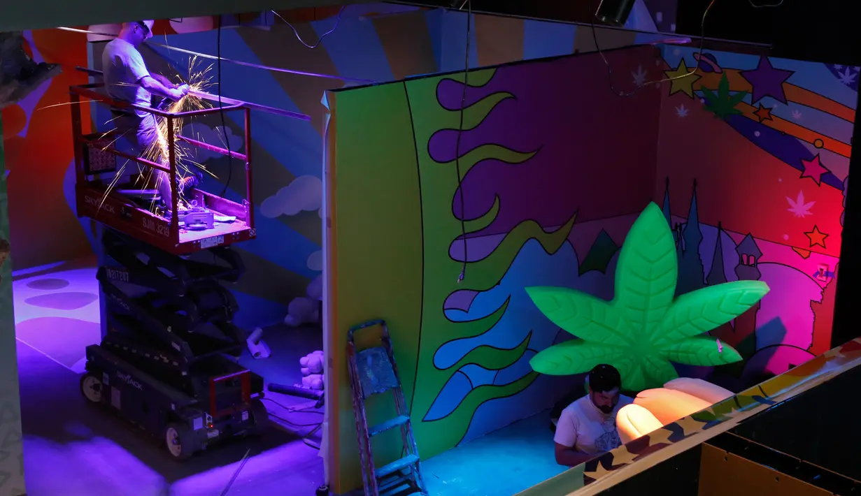 Pekerja menyelesaikan pengerjaan di Cannabition Cannabis Museum, Las Vegas, AS, Selasa (18/9). Museum ini menampilkan gelas bong yang lebih tinggi dari jerapah dan umbi ganja imitasi. (AP Photo/John Locher)