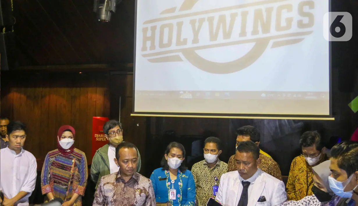 enteri Investasi/Kepala Badan Koordinasi Penanaman Modal (BPKM) Bahlil Lahadalia bersama pemilik saham gerai Holywings Hotman Paris memberikan keterangan pers di kawasan Gunawarman, Jakarta, Jumat (15/7/2022). Bahlil Lahadalia telah melakukan pemeriksaan langsung ke Holywings terkait dengan adanya penemuan pelanggaran izin usaha. (Liputan6.com/Herman Zakharia)