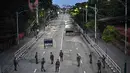 Berbagai ruas jalan utama di Kathmandu, Nepal dijaga personel militer bersenjata lengkap. (Pedro Pardo/AFP)