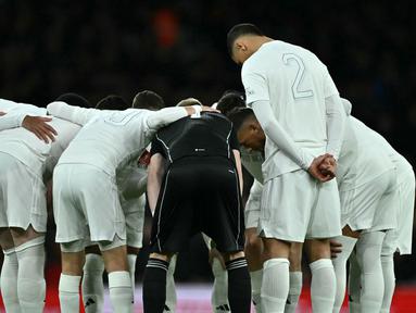 Pemain Arsenal melakukan briefing sebelum laga putaran ketiga Piala FA 2023/2024 melawan Liverpool di Emirates Stadium, London, Inggris, Minggu (07/01/2024) WIB. Skuad The Gunners terlihat mengenakan jersey serba putih meski bermain sebagai tim kandang. (AFP/Ben Stansall)