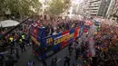 Pemain Barcelona menggunakan bus melintas ribuan fans di Barcelona, (30/4/2018). Barcelona memastikan gelar La Liga setelah menang 4-2 atas Deportivo La Coruna. (AP/Manu Fernandez)