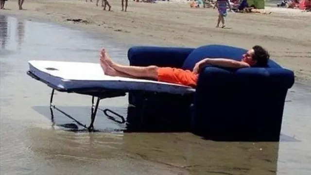 8 Potret Absurd Orang Saat Liburan di Pantai Ini Bikin Geleng Kepala