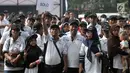 Rombongan peserta mudik gratis ke Solo mengikuti apel sebelum diberangkatkan dari Kantor PT ASABRI, Jakarta, Minggu (10/6). Program mudik gratis ini merupakan edisi perdana PT ASABRI. (Merdeka.com/Iqbal S. Nugroho)
