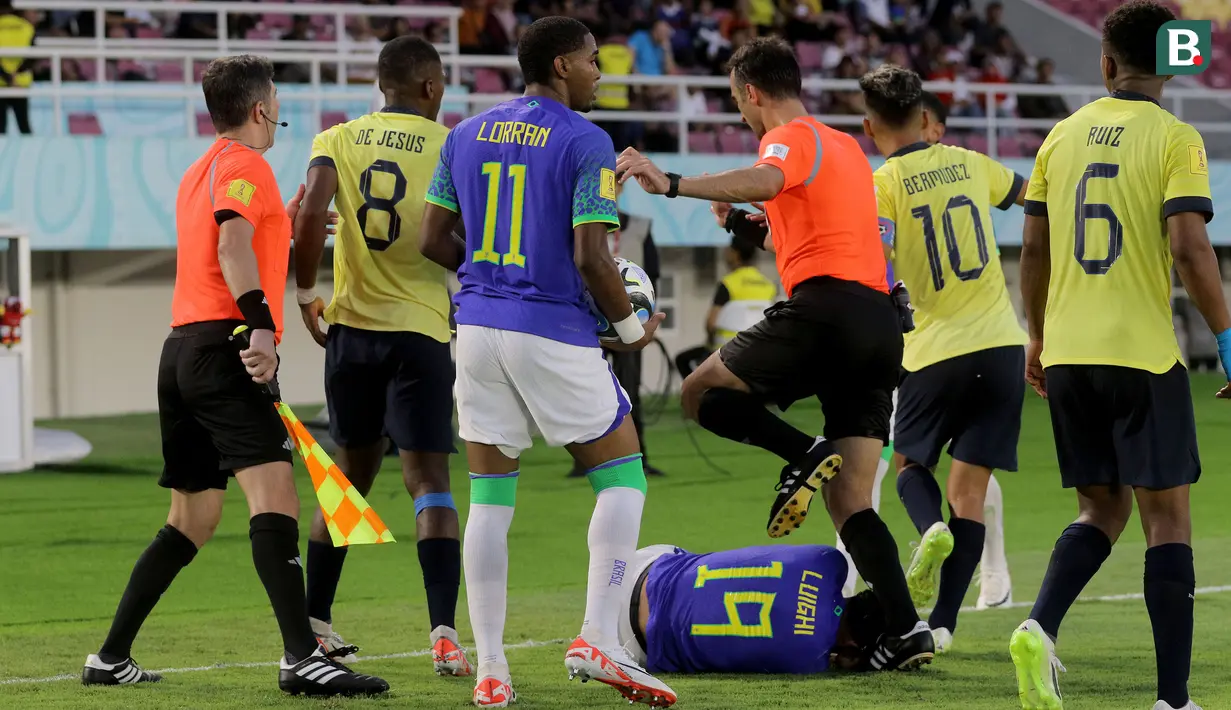 <p>Wasit asal Turki, Atilla Karaoglan (tengah) dan asisten wasit Ceyhun Sesiguzel, berusaha melerai keributan yang terjadi antara para pemain Timnas Brasil U-17 dengan para pemain Ekuador U-17 dalam pertandingan babak 16 Besar Piala Dunia U-17 di Stadion Manahan, Solo, Senin (20/11/2023). (Bola.com/Arief Bagus)</p>