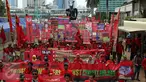 Ratusan buruh yang tergabung dalam Kongres Aliansi Serikat Buruh Indonesia (Kasbi) melakukan aksi long march membawa simbol tikus raksasa dari kawasan Bundaran HI menuju Istana Negara, Jakarta (31/10). (Liputan6.com/Johan Tallo)