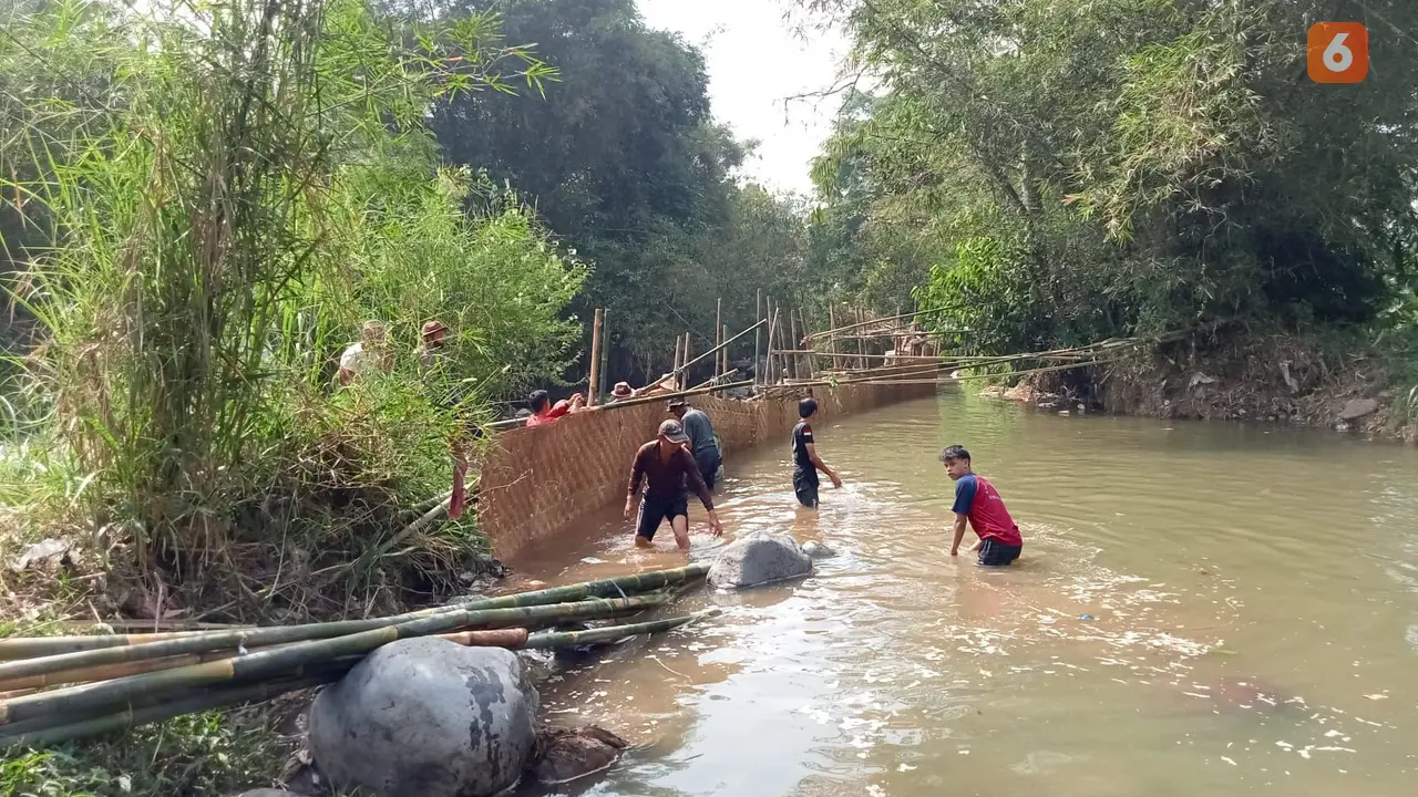 Warga gotong royong membangun bendungan irigasi Leuwi Lio untuk mengairi lahan pesawahan di Desa Cikujang, Gunungguruh, Kabupaten Sukabumi (Liputan6.com/Istimewa).