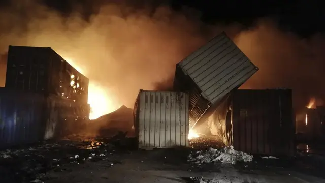 Lokasi serangan rudal Israel, di pelabuhan kota pesisir Latakia, Suriah, Selasa pagi, 28 Desember 2021, memicu kebakaran di terminal peti kemas. (SANAA/AP)