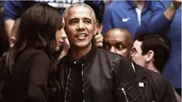 Barack Obama dengan jaket bomber hitam. (dok.Instagram @mensfashionpost/https://www.instagram.com/p/BuJ4MaZnypl/Henry