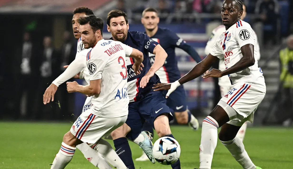 La Pulga membawa PSG menumbangkan Lyon dengan skor tipis 1-0 dalam laga Ligue 1 2022/2023 pekan ke-8 yang digelar di Groupama Stadium, Senin (19/9/2022). (AFP/Jeff Pachoud)