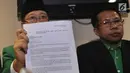 Wakil Ketua Umum PPP Muktamar Jakarta Humphrey Djemat (kiri) didampingi pengurus DPP PPP Muktamar menujukkan surat pengunduran diri Ketua Umum Djan Faridz saat konpers di Jakarta, Senin (30/7). (Merdeka.com/Arie Basuki)