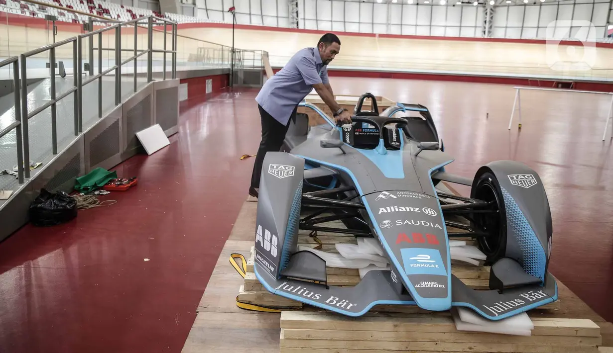 Ketua Pelaksana Formula E Jakarta Ahmad Sahroni melakukan pengecekan replika mobil Formula E saat dibuka untuk kali pertama di Stadion Balap Sepeda Velodrome, Rawamangun, Jakarta Timur, pada Kamis (26/5/2022). Ini merupakan replika salah satu mobil Formula E yang akan mengaspal di Sirkuit Ancol pada 4 Juni mendatang. (Liputan6.com/Faizal Fanani)