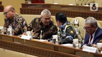 Ketua KPU Arief Budiman (kedua kiri) berbincang saat mengikuti rapat kerja dengan Komisi II DPR di Kompleks Parlemen Senayan, Jakarta, Selasa (14/1/2020). Rapat tersebut membahas Pilkada Serentak 2020 hingga kasus OTT yang menjerat Komisioner KPU Wahyu Setiawan. (Liputan6.com/Johan Tallo)