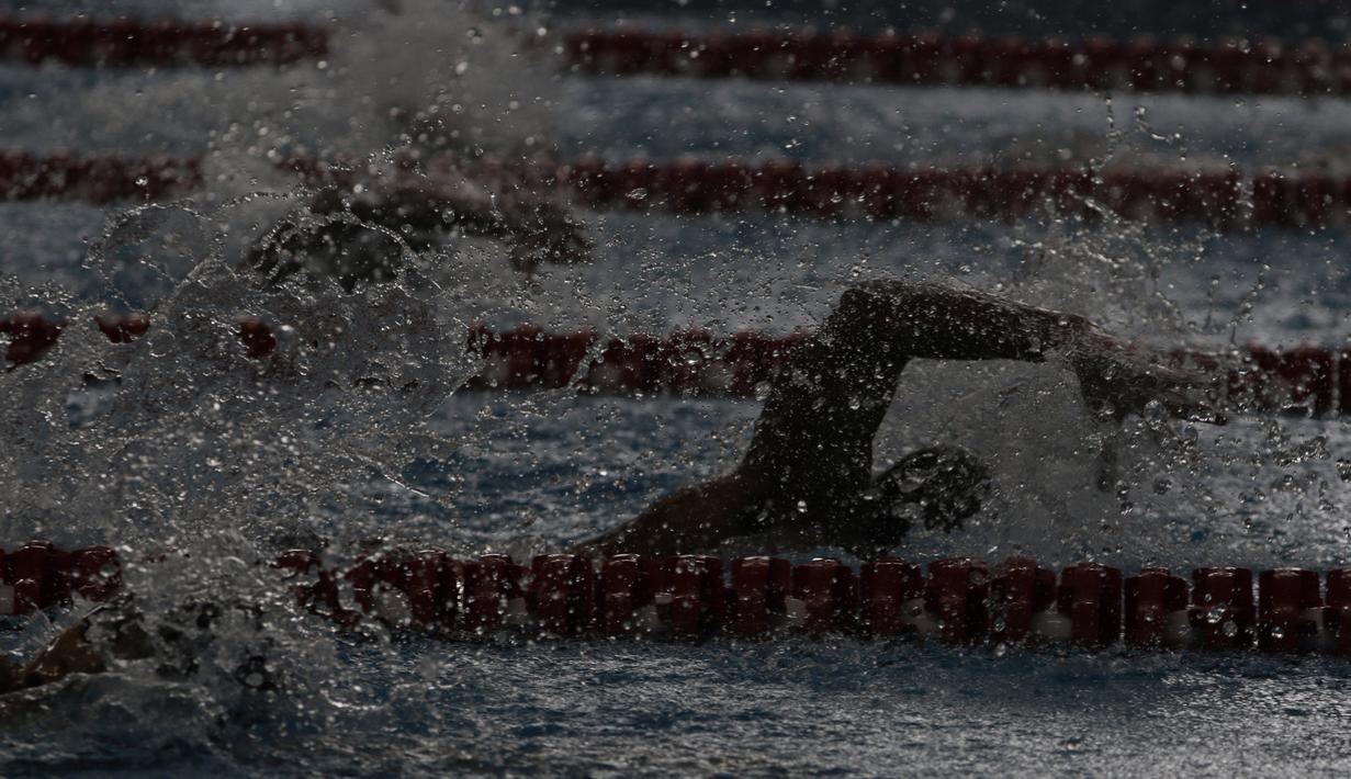 Siluet para perenang saat mengikuti Jakarta Open 2019 di Stadion Aquatic, Jakarta, Jumat (27/9). Turnamen ini merupakan Kualifikasi PON XX Papua dan seleksi akhir Tim Renang SEA Games 2019. (Bola.com/Vitalis Yogi Trisna)